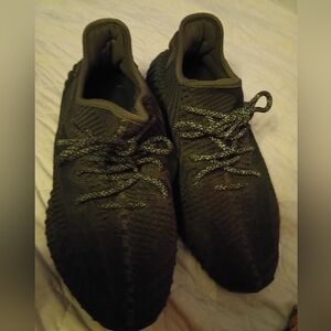 Yeezys all black unisex Mens Size 8.5